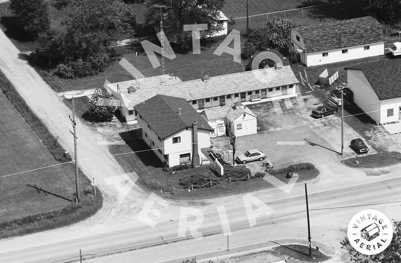 Lakewinds Motel (Lake Winds Motel, Reiferts Colonial Tourist Court)) - 1984 Aerial